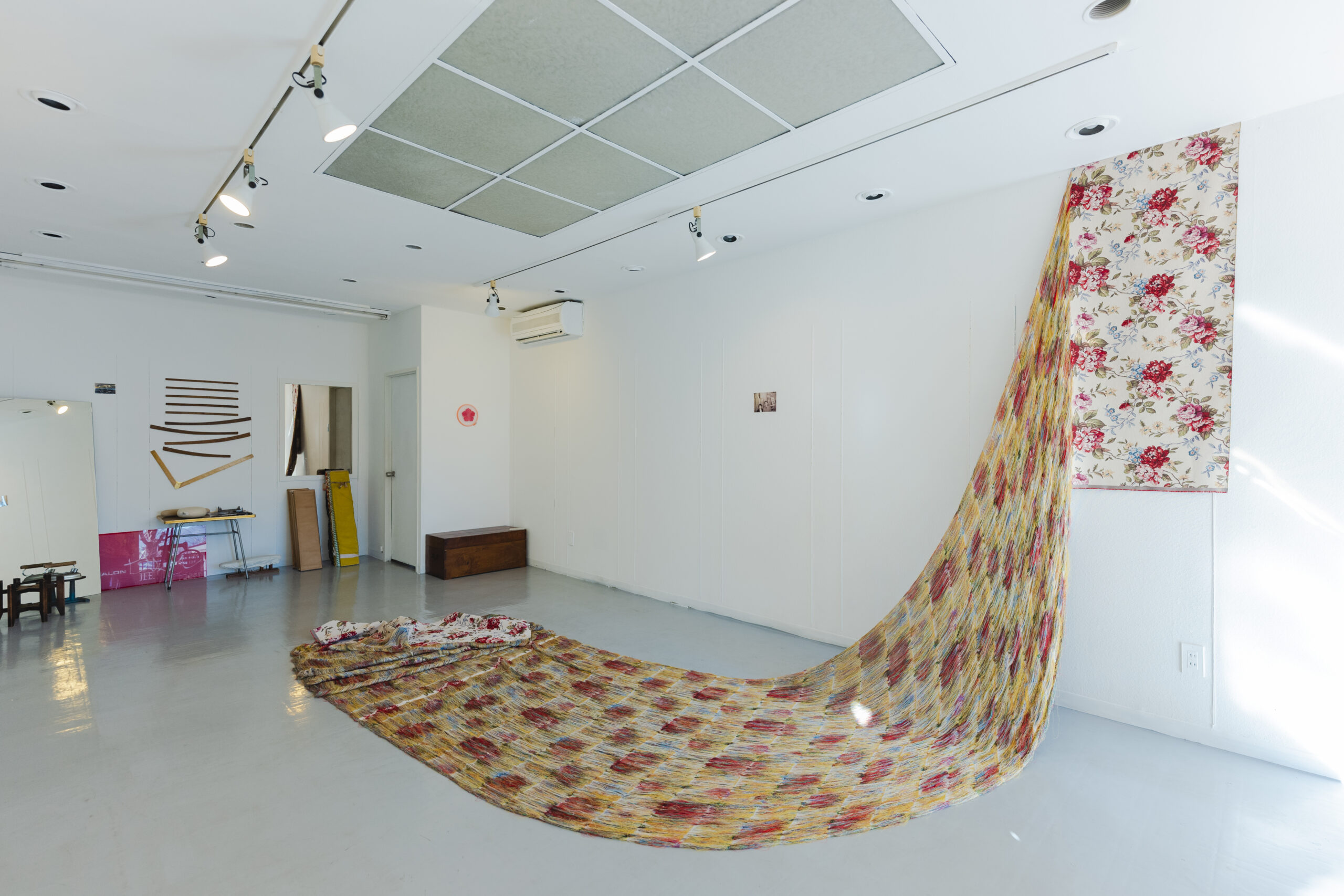 【参考図版】Loosening Fabric #6 (Entangled) 解かれた織物 2017年 H.330 x W.210 x D.219 cm 撮影：Stephen White 展示風景： Turner Contemporary（マーゲート、イギリス）2017年